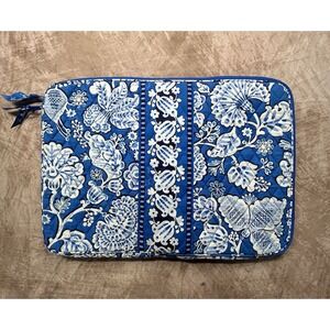 Beautiful Blue And White Vera Bradley Laptop Case
